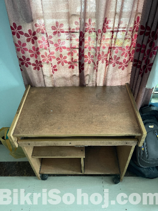 চারটি টেবিল বিক্রি করব, যেকোনোটা নিতে পারেন।